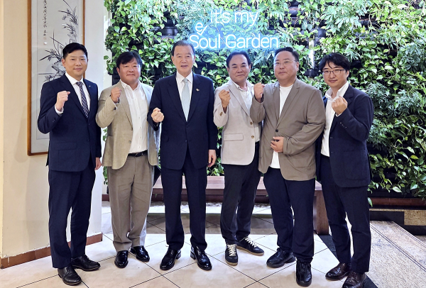 UAE 한인회 임원진 간담회 기념사진  * 홍문표 aT 사장(왼쪽 3번째), 고재유 UAE 한인회 부회장(오른쪽 2번째)