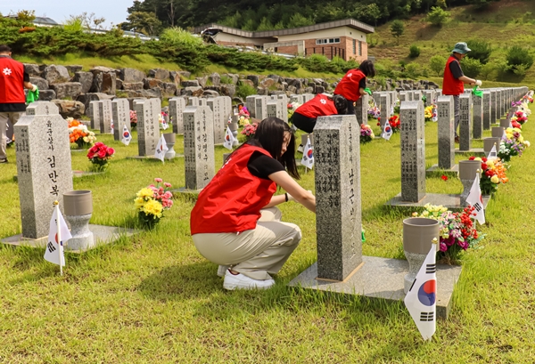 대전신세계 임직원 현충원 봉사활동 모습