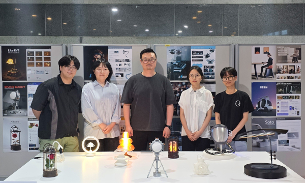 디자인공학과 김강두 교수와 학생들( 왼쪽부터 백승선, 김지민, 김강두 교수, 양혜지, 장은아)이 「AI응용제품디자인」과제 전시회를 개최했다.