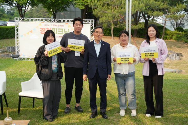 지난 5월 29일 한국기술교육대 ‘유길상 총장과 함께하는 경청 피크닉’ 행사 때 감사 편지 시상식 모습