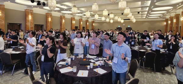 23일, 하계 직원연수에서 한국기술교육대 교직원들이 ‘감사박수’를 치는 모습