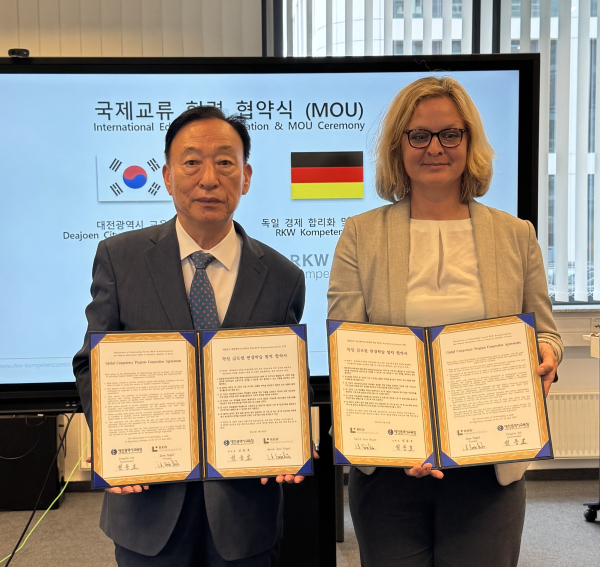 독일경제합리화관리국 및 취업 기업 SCHOTT社와 협약 체결식 모습