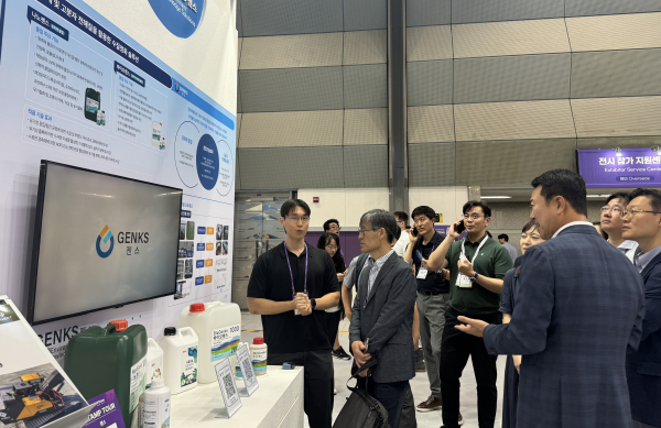26일, ‘넥스트라이즈 2025 (NextRise 2025, Seoul)’에서 한국수자원공사가 지원한 협력 스타트업이 투자자 등 부스 방문객들에게 전시 기술과 제품을 소개하고 있다.