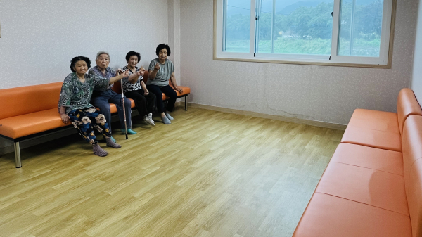 지난 4월 용암2리경로당에 설치된 경로당 벽 부착 의자