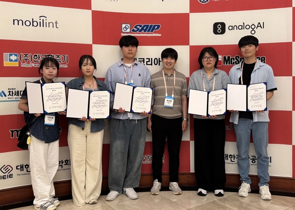 국립한밭대학교 인공지능소프트웨어학과 현장훈 교수(오른쪽 세번째)와 장려상 수상 학생들.