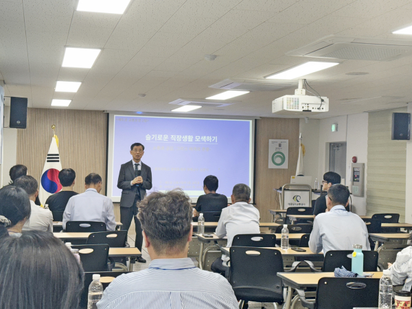 충청대학교 경영회계과 김광식 명예교수를 초빙하여 역량강화 교육 진행 모습