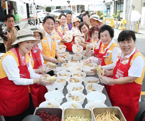지난 3일 단체협력센터에서 진행된 서구 적십자봉사회 삼계탕 나눔 행사 현장 모습