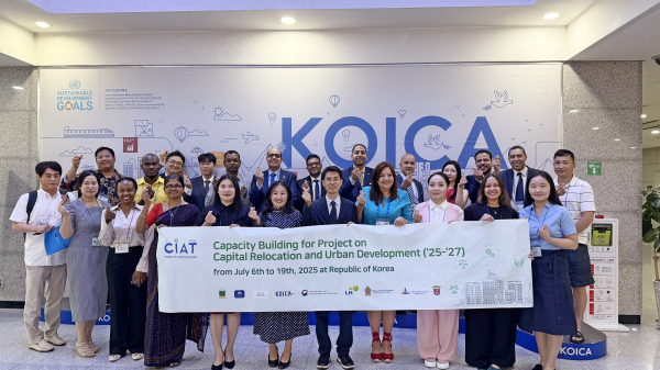 박상옥 기획조정관(앞줄, 오른쪽에서 다섯 번째)이 ‘2025 행복도시 글로벌 초청 연수’ 입교식에서 연수생과 함께 기념촬영