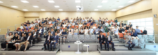 10일, 석봉복합문화센터 다목적홀에서 열린 ‘지역맞춤 도시재생을 위한 정책 세미나’에서 참석자들이 파이팅을 외치며 기념 촬영을 하고 있다.