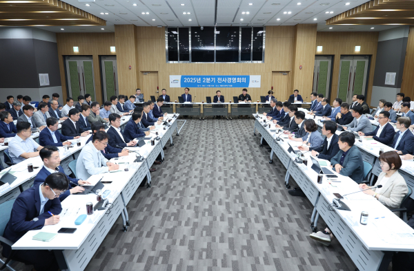 14일 대전 본사 세종관 50주년기념홀에서 전사경영회의가 열린 가운데, 윤석대 한국수자원공사 사장(사진 가운데)이 회의를 주재하고 있다.