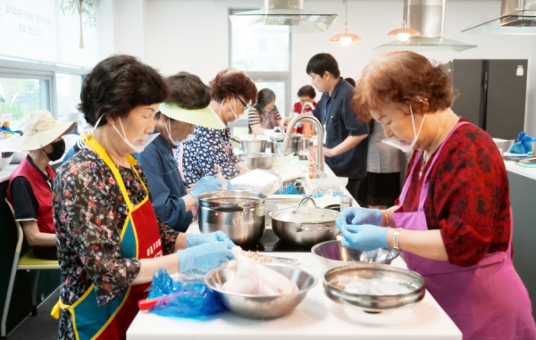 저소득 독거노인을 위한 삼복(三伏) 맞이 삼계탕 지원 행사 모습