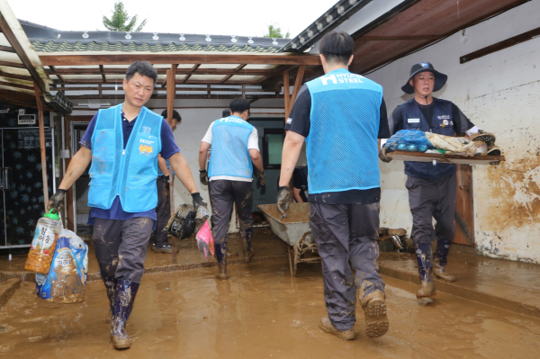 현대제철 노·사는 18일 당진시 용연동의 수해 피해를 입은 7가구를 방문해 복구활동을 실시했다.