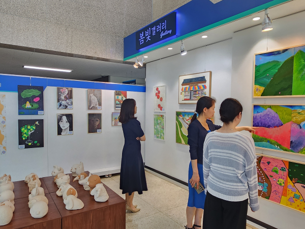 봄빛 갤러리, ‘나, 너, 그리고 우리 꿈을 그리다’라는 주제 전시회 개최 모습