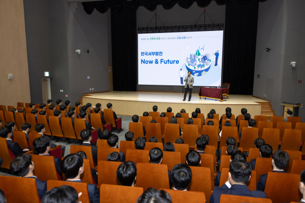 지난 21일 대전 한국발전인재개발원에서 상반기 신입사원 113명을 대상으로 이정복 사장의 특강 진행 모습