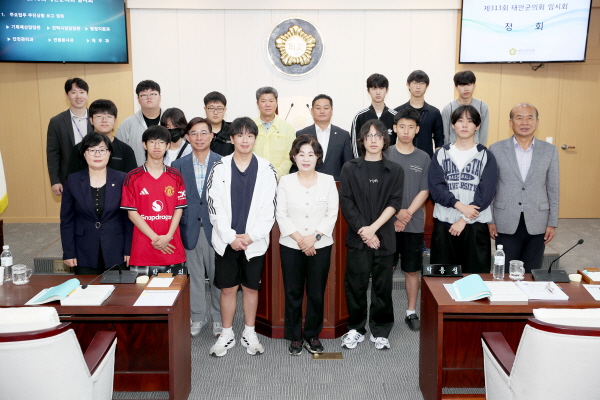 지난 22일, 만리포고등학교 태안군의회 방문 기념사진