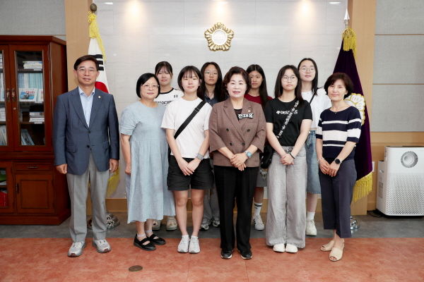 23일, 태안여자중학교 태안군의회 방문 기념사진