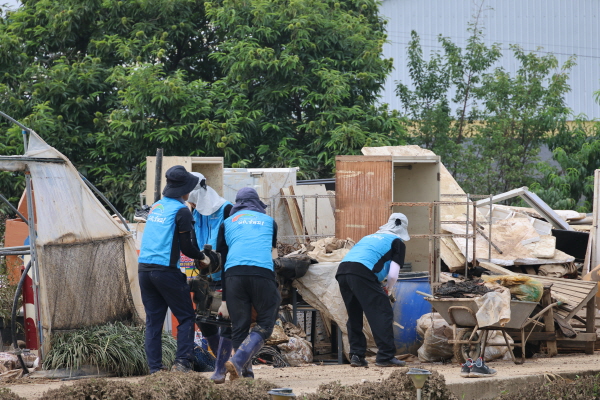침수 주택 복구 활동 및 수로 정비 등 현장 복구에 힘쓰고 있는 농어촌공사 직원들