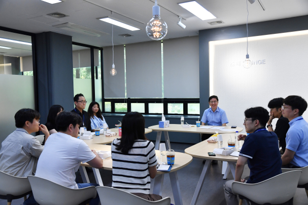 성창훈 사장이 타운 홀 미팅에 참석해 직원들과 진솔한 대화를 나누고 있다.