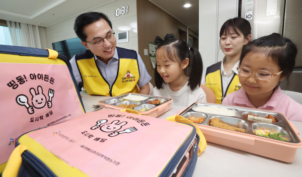 박희조 동구청장이 도시락 배달 후 아이들을 살펴보고 있다