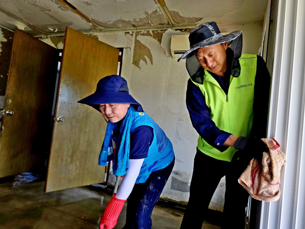 정해웅본부장(오른쪽)과 대전농협 김영훈본부장(왼쪽)이     수해복구작업을 하고 있다.