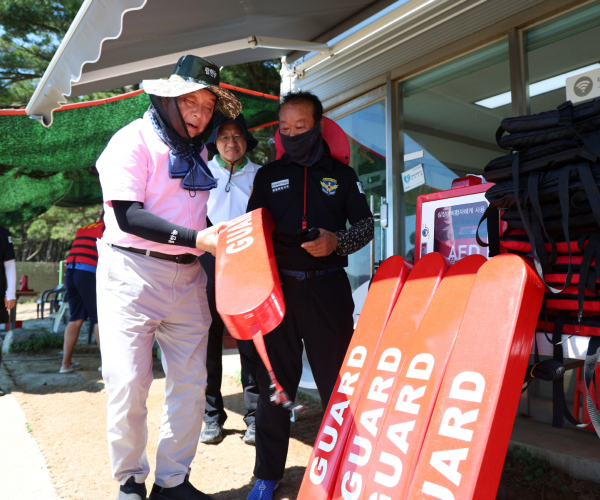 지난 28일 남면 몽산포 해수욕장을 찾아 점검 중인 가세로 군수.