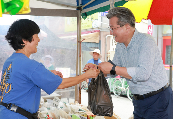 정용래 유성구청장이 29일 유성시장에서 민생 회복 소비 쿠폰으로 장을 보고 있다.