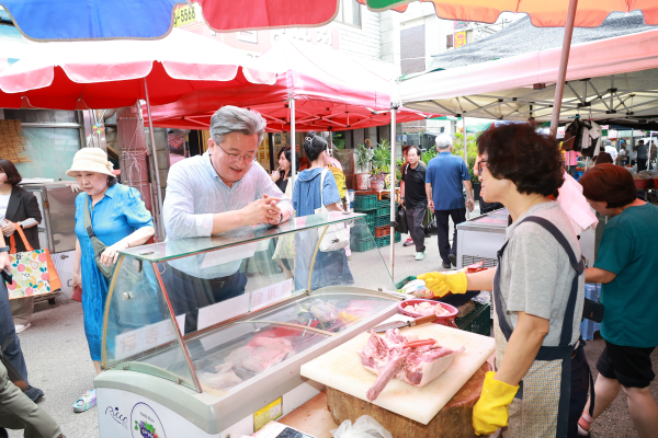 정용래 유성구청장이 29일 유성시장에서 민생 회복 소비 쿠폰으로 장을 보고 있다.