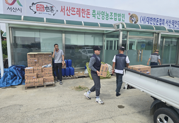 2. 지난 30일 (사)대한한돈협회 서산태안지부에서 양돈농가가 고온 스트레스 완화제를 공급받는 모습2