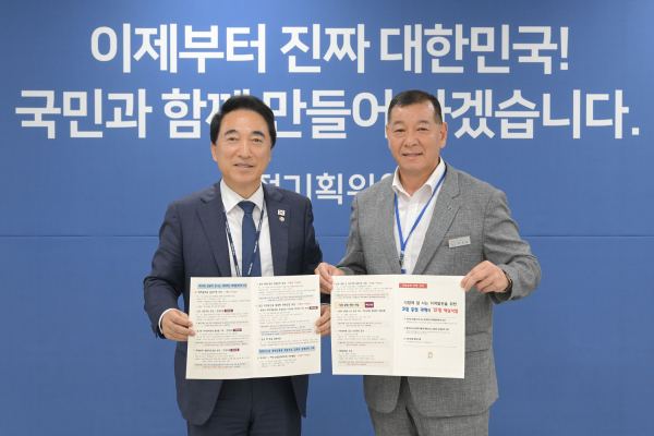 (왼쪽부터) 박수현 의원과 최원철 시장