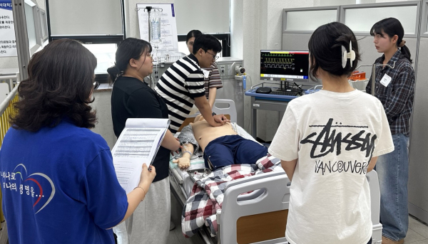 백석대 간호학과 학생들이 kals provider 프로그램 실습을 하고 있다.