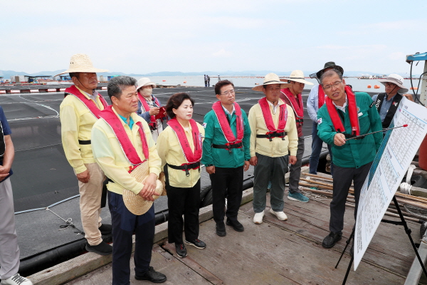 대야도항에서 가두리양식장 현황설명 듣는 태안군의회 의원들