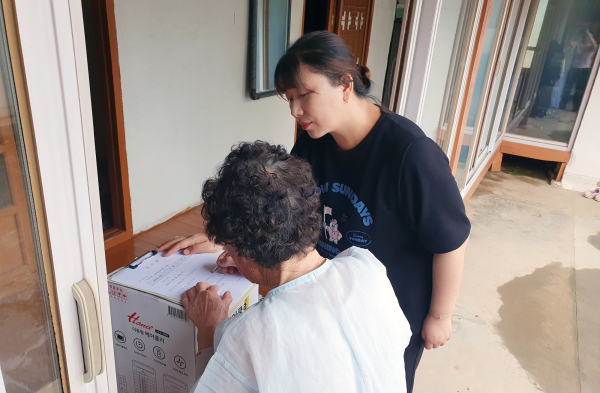 서산시가 집중호우 피해를 본 가구에 전자제품 교환권 등을 전달하는 모습