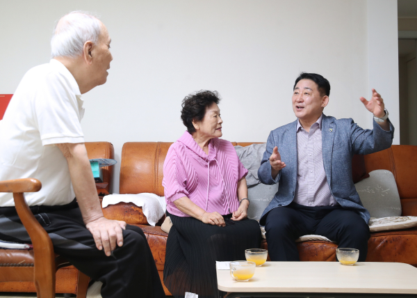 서철모 서구청장 독립 유공자 유족 자택 방문 장면