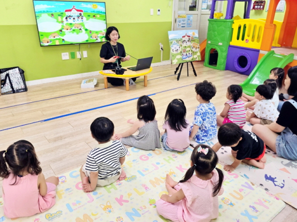 회덕하나푸르니어린이집이 글로벌 아동 권리 전문 비정부조직(NGO) 굿네이버스 대전·충북 사업본부의 나눔 인성교육 프로그램인 ‘좋은이웃유아기관’ 캠페인에 44호 나눔 유아 기관으로 참여했다.