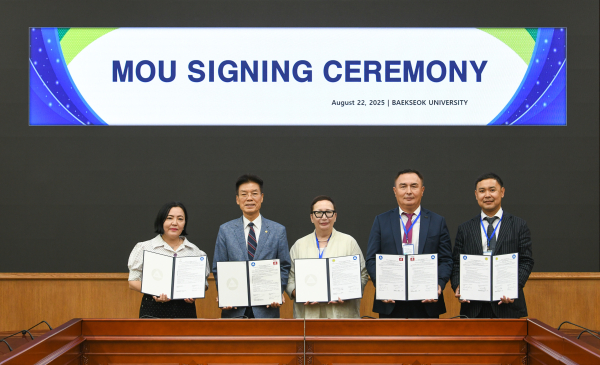 백석대와 카자흐스탄 주요 대학 및 기관 대표자들이 협약체결후 기념촬영을 하고 있다.