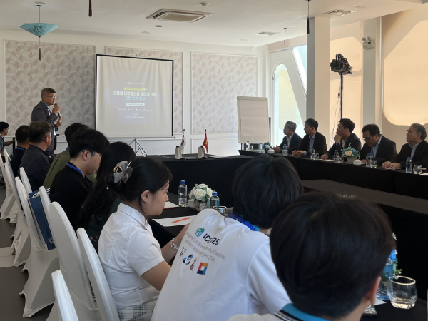 국립한밭대 김동수 건물형 태양광산업 생태계 대응 전문 인력 양성 연구소장이 진행 중인 사업에 대해 설명하고 있다.