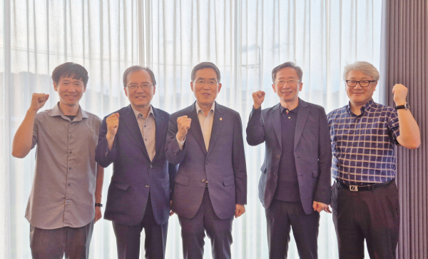 유길상 총장(가운데)이 충남 RISE센터 승융배 센터장(왼쪽에서 두 번째)과 간담회를 갖고 기념 촬영을 하는 모습