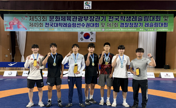 개인전에서 수상한 백석대 레슬링팀 선수들 기념촬영(왼쪽부터 이세현, 김찬, 조지호, 김휘찬, 정현준, 조수혁,박종길 지도자)