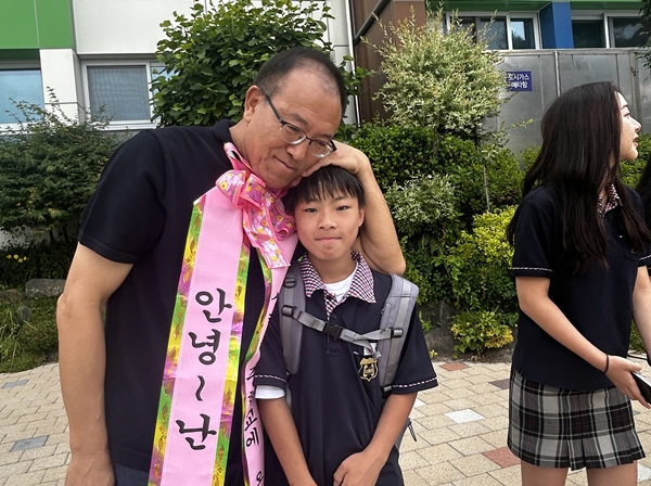 교장선생님의 등교 맞이 환영