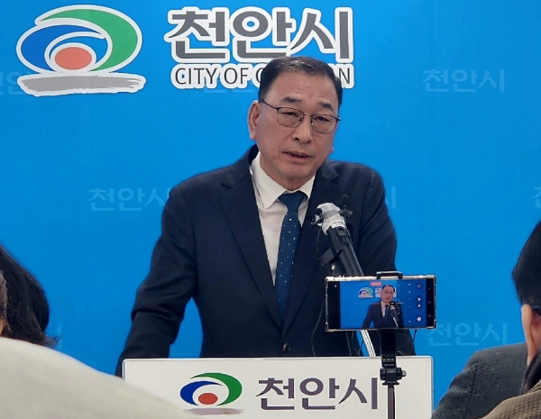 안동순 천안문화재단 대표이사가 ‘2024 천안 K-컬처 박람회’ 추진계획을 설명하고 있다/사진=박동혁 기자<br>