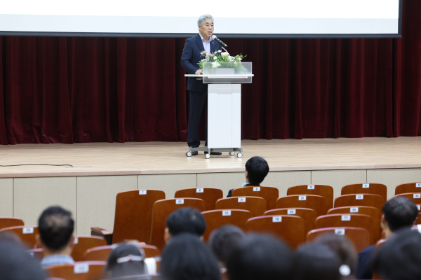 ‘2025학년도 하반기 교·원장, 교·원감 회의’에서 인사말씀 하는 교육감 천범산 교육감 업무대행 모습
