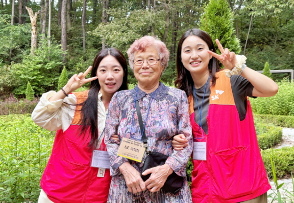 4일, SK이노베이션과 함께 노인맞춤돌봄서비스 특화 대상 어르신을 위한 문화 체험 활동으로 가을 나들이를 진행했다.