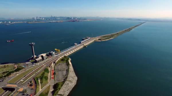 시화조력발전소(경기도 안산시 단원구 대부동동 소재) 전경.