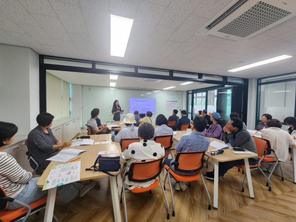 중등교장단이 대구광역시교육청 송미연 장학관으로부터 대구학생교육창작터와 대구예술교육에 대해 설명을 듣는 모습