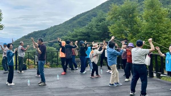 12일, 영주시에서 황혼육아 조부모와 함께 산림치유 프로그램 ‘숲 속 리듬케어’를 운영하고 있다.