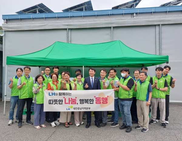 천안 지역 취약계층에 추석맞이 식자재 선물세트 전달 봉사활동, 문진석 의원 동행