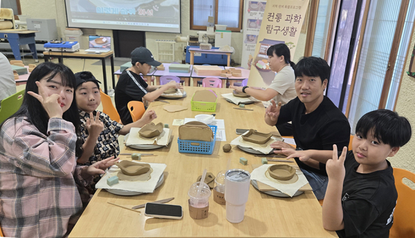 순천향대 생활과학교실에 참여한 어린이들이 옹기 제작을 체험하고 있다.