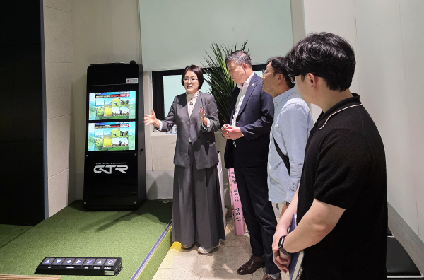 ‘장애인 스크린 파크골프’와 ‘가상현실(VR) 시스템’ 등 장애인 관련 시설 운영 사례 벤치마킹 모습