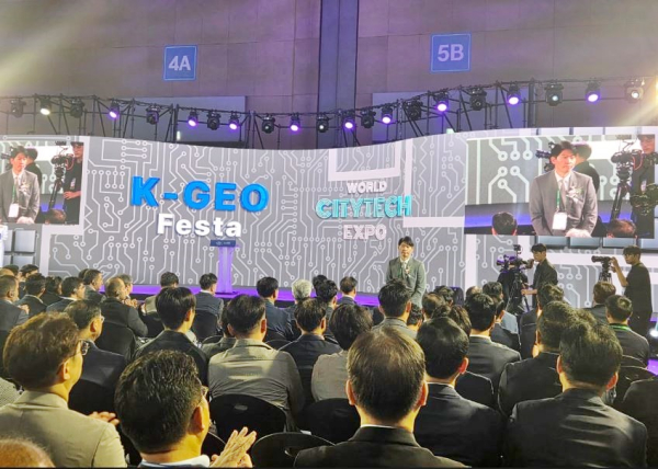 24일, 고양 킨텍스에서 개최된 ‘2025 K-GEO Festa’ 개막식 행사에 참석하고 있는 손훈 국가철도공단 철도혁신연구원장(가운데)