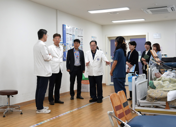 김재일 병원장이 환자안전 경영진라운딩을 위해 재활의학과에서 의견을 듣고 있다